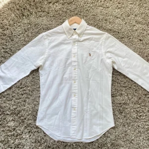 Ralph lauren skjorta  - Säljer denna rikigt feta Ralph lauren skjortan⭐️Skick: 9,5/10!🙌 Storlek S : SLIM FIT!🤝Hör gärna av er om ni har funderingar!👍