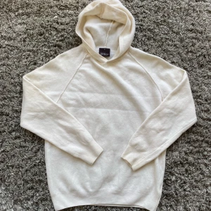 Oscar Jacobson kashmir hoodie - Säljer denna rikigt feta Oscar Jacobson pascal hoodie gjord av 90% italienskt ull och 10% kashmir🙌Nypris = 1999kr🤝Storlek S passar S, skick : 9,5/10!⭐️Hör gärna av er om ni har funderingar!👍