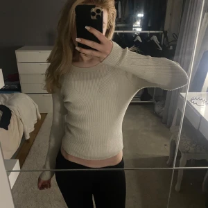 Beige ribbad stickad tröja Kappahl - Säljer en beige ribbad stickad tröja från Kappahl. Är i stl S