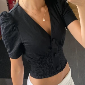 Svart blus - Supersnygg svart blus från Gina Tricot med puffärma och v-ringning 🤩