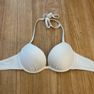 Push up bikini  - Bikini överdel ifrån H&M i storlek 75A