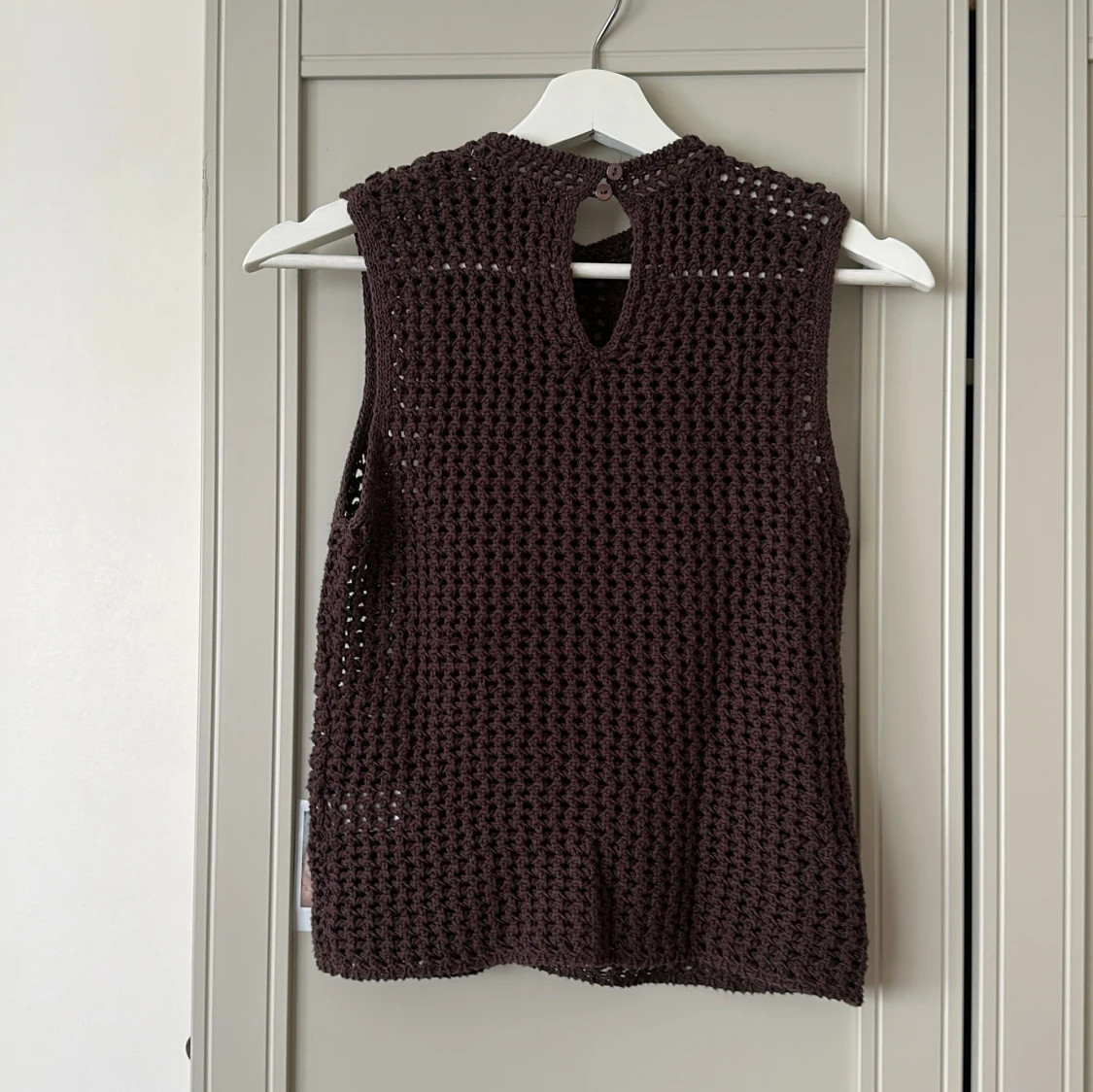 Brun virkad ärmlös topp med knappar