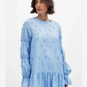 Blå sommarklänning - Jättefin blå sommarklänning från NA-KD i storlek 32. Aldrig andvänd och med prislappen kvar