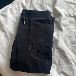 Svarta Juicy Couture - Svarta mjukisbyxor från Juicy Couture i storlek XS. Byxorna har normal passform och raka ben. Mjukt material med fickor fram och bak. Materialet är nästan exakt lika mjukt som när byxorna köptes💕