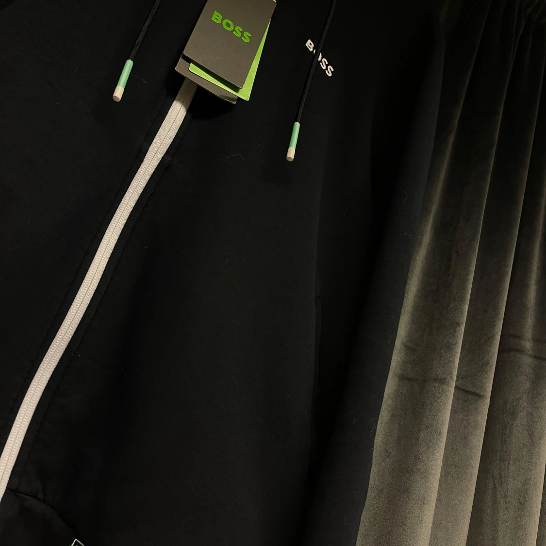 Svart hoodie med dragkedja från BOSS - 2