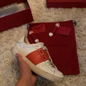 Valentino Garavani Open sneakers vit/röd - Tja. Säljer dessa as feta valentino opens. I ganska bra skick. Allt og till kommer som box dusbag och extra snören. Skicka ett pm om du har en fundering. Pris ej hugget i sten