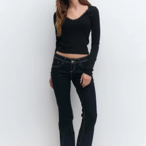 Mörkblåa bootcut jeans med vita sömmar - Jättesnygga jeans från Gina Tricot med vita sömmar. Säljer då dom ej används längre. Storlek 40 men är mer som en 38💕använda ungefär 5 gånger 