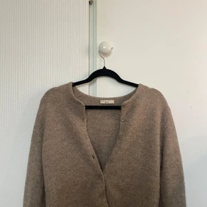 Beige stickad kofta från Gina Tricot - Mysig beige stickad kofta från Gina Tricot i storlek S. Perfekt för lager-på-lager och chill höst- eller vinterstil. Enkel och stilren design som funkar till det mesta. Använd få gånger och är mkt trendig nu! 