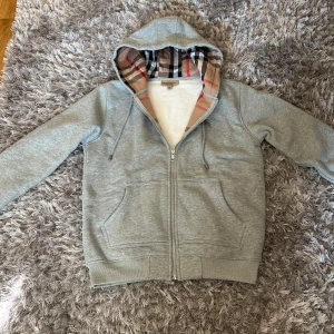 Burrbery hoodie - Säljer denna burbery hoddie för den har blivit för liten väldigt bra skick har bara varit i min garderob väldigt skön färg till sommaren tycker jag