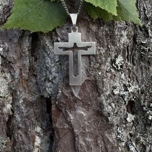Silverfärgat korshalsband med Jesusmotiv - Stilrent halsband i silverfärg med ett korsformat hänge där en siluett av Jesus är utskuren i mitten. Kedjan är tunn och klassisk, perfekt för dig som gillar enkla men uttrycksfulla smycken. Passar både tjejer och killar som vill ha något personligt och symboliskt.