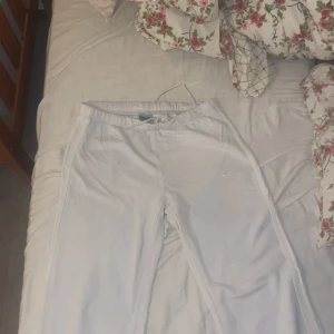 Vita mjukisbyxor från Nike - Säljer ett par vita vintage mjukisbyxor från Nike Size L men passar även bra till M
