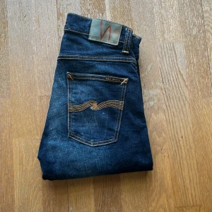 Nudie jeans grim tim - Tja! Säljer detta riktigt schyssta par jeans från Nudie!| Modell: Grim Tim| Nypris runt 1600kr, mitt pris 599kr!| Pris alltid diskuterbart!| Vid minsta fråga tveka inte att kontakta mig!| 