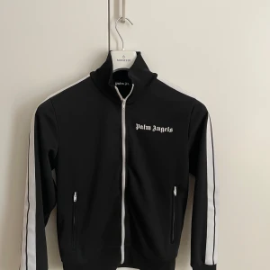 Palm Angels kofta - Köptes för typ 4 tusen från FarFetch men säljer nu för 1999 kr bara för att jag växte ur den lite för snabbt tyvvär.  Den är i grymt skick, och är väldigt skön att ha på sig. Tjejer, vänner alla tycker om den så ja, du fattar kingen. Först till kvarn