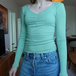 Mintgrön ribbad topp från Vero Moda - Snygg ribbad mintgrön topp från Vero Moda. Har använts men varit väl omhändertagen. 