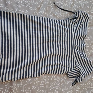 Off shoulder tröja  - Randig off shoulder t-shirt från only, fin sommar tröja. Passar till jeans, kostymbyxor m.m