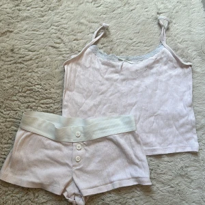 Ljusrosa pyjamas set - Supersött pyjamas set från Gina Tricot bara använda ett fåtal gånger!💗setter är i strl 146/152 men skulle säga xs