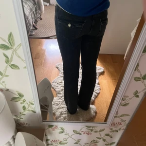 Svarta bootcut jeans från 157 -   Snygga svarta jeans:  storlek XXS och är som storlek 152-158. Jeansen är inköpta för 350kr och säljs för 70kr. Jeansen är i ett mycket bra skick. Jeansen är svart gråa. 