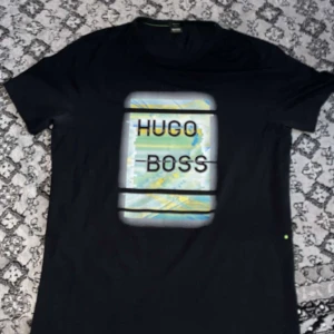 Hugo boss t shirt - Aldrig använd tänker säljer eftersom den inte passar mig perfekt för sommaren, hör av er vid frågor.