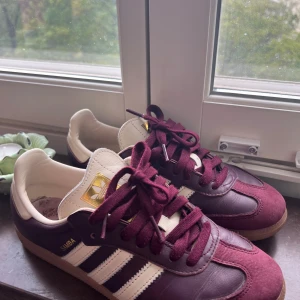 Vinröda Adidas Samba sneakers  - Jättesnygga Adidas Samba sneakers i mörkröd/burgundy/vinröd färg. Använda några gånger. Storlek 37,5.  Köpta på Zalando för 1 449!❤️ Men  Skriv för fler bilder eller om du har fler frågor!!🍓🍓Priset kan diskuteras :)