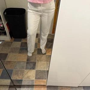 Vita kostymbyxor från Gina Tricot - Snygga vita kostymbyxor från Gina Tricot i rak modell. Perfekta för en classy outfit nu till sommaren!! Helt nya och oanvända.🤍