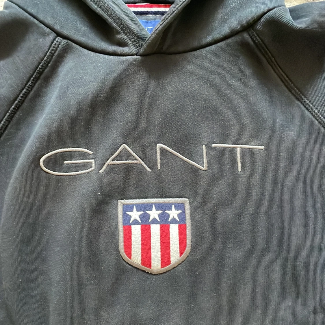 Svart hoodie från GANT med logga - 1