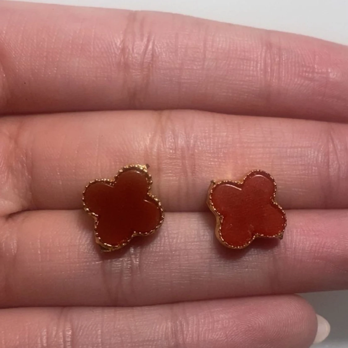 Röda fyrklöver örhängen med guldkant - 1