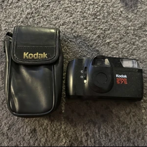 Kodak Star 575 - Fånga äkta ögonblick med denna  kamera! Perfekt för dig som vill ha den där retrolooken på dina bilder, oavsett om det är fest, roadtrip eller äventyr med vänner.