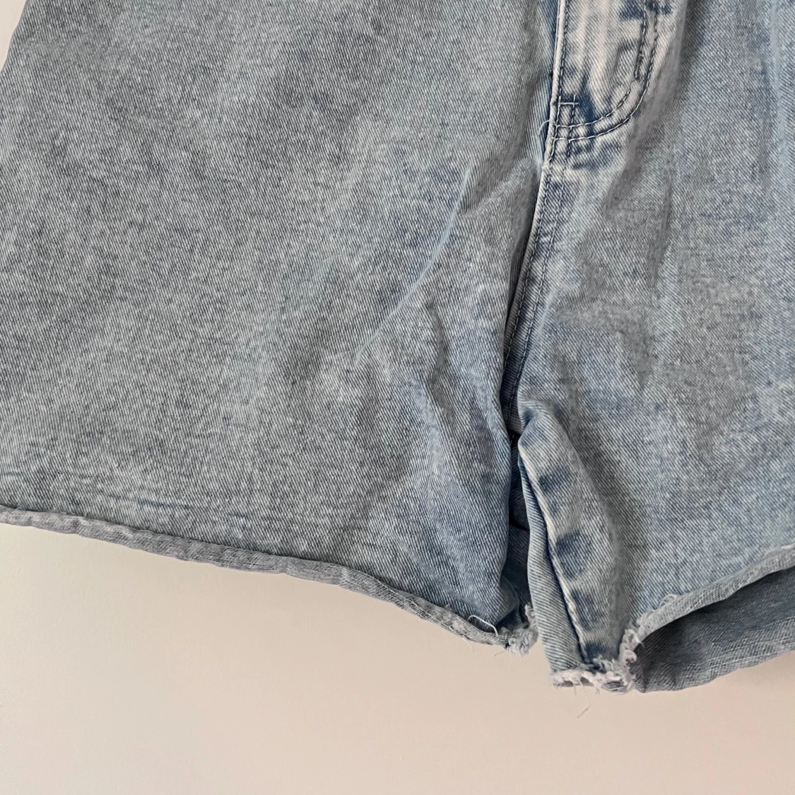 Ljusblåa jeansshorts - 2