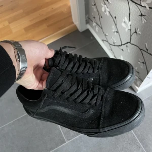 Vans  - Säljer nu mina hel svarta vans som jag endast använt 2 gånger 