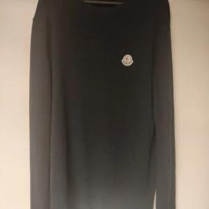 Svart stickad Moncler tröja - Säljer denna stickade Moncler tröjan då den inte används längre. Den är väl omhändertagen och ger ett fint helhetsintryck. Priset är inte hugget i sten så kom gärna med förslag!