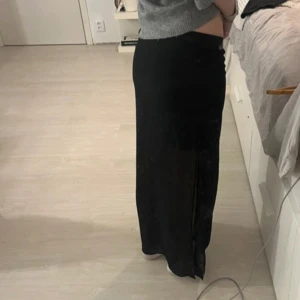 Svart lång kjol - Svart lång kjol med slits😍