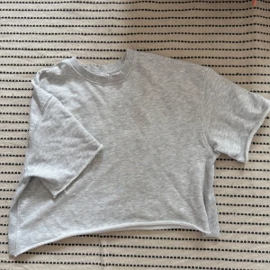 Sweatshirt - T-shirt - Snygg T-shirt i sweatshirt material!!