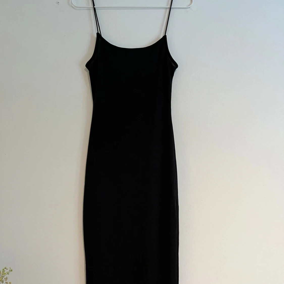 Svart långklänning med smala band - 1