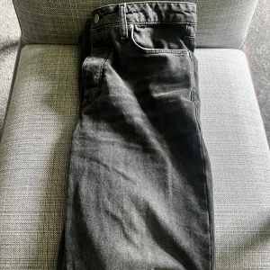 Grå jeans från ASOS DESIGN - Säljer ett par snygga grå jeans från ASOS DESIGN med tvättad look. Slimfit modell. Hör av er vid funderingar!