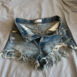 Jeans Shorts - Fina Jeansshorts från Zara. Nyskick. Passar perfekt nu till sommaren! Inga defekter. Storlek: 32