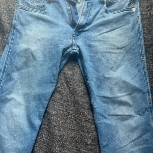 Replay jeans - As feta blå jeans från Replay, slim fit storlek 31 (31/30), skick 5/10, Original pris 1 199kr.Dom har tyvärr håll som är sydda på fram sidan och på backsidan. skriv om du har frågor🙌✅
