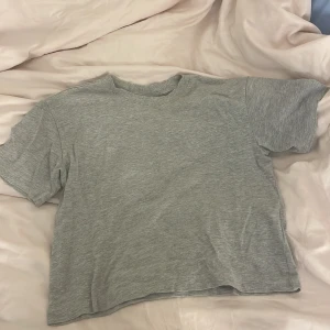 Grå basic t-shirt  - Grå lite over-size t-shirt från Gina💞 Säljer då den inte kommer till användning