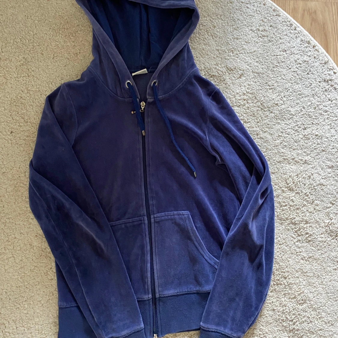 Mörkblå velour hoodie XS från Cubus