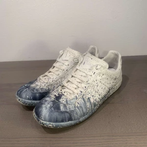 Maison Margiela Paint Splatter  - Hallå! Säljer nu dessa extremt feta och sällsynta maison margiela skorna med mörkblått paint splatter! Skorna är i utmärkt skick och har knappt tecken på användning! Hör av dig vid minsta fråga eller fundering! Priset är diskuterbart!🙂