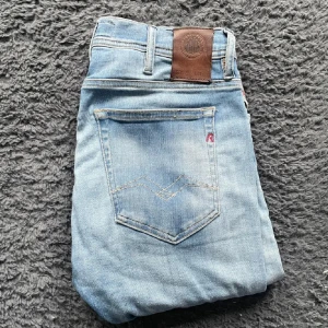 Replay jeans - ✔️ Storlek: 28/32 ✔️ Passform: Slim fit ✔️ Färg: Ljusblå med slitningar ✔️ Hyperflex ✔️ Nypris ca 1500 kr – nu endast 349 kr!  I fint begagnat skick – inga hål eller fläckar. 🌿 Rök- och djurfritt hem. 