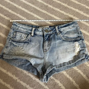 Lågmidjade jeansshorts med slitningar - Perfekta till sommaren! Knappt använda💖