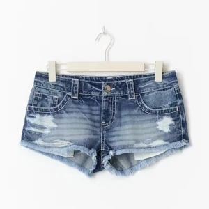 Lågmidjade Gina tricot shorts - Snygga lågmidjade jeansshorts i blå denim med slitna detaljer och fransig kant nertill. Shortsen har klassiska fickor fram och bak samt bälteshällor. Perfekta för en chill sommarlook och passar till allt från linne till hoodie.