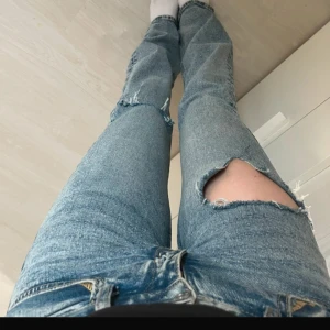 Blå lågmidjade bootcut jeans med hål - Blå lågmidjade bootcut jeans med hål❤️‍🔥 En liten fläck bak på ena benet (sista bilen) men går nog att få bort om man försöker!