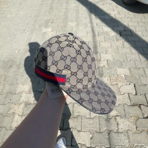 Gucci keps blå  - Gucci keps blå knappt använt Max 2-3 gånger pris kan diskuteras vid snabb affär vid frågor så är jag ett dm ifrån er.