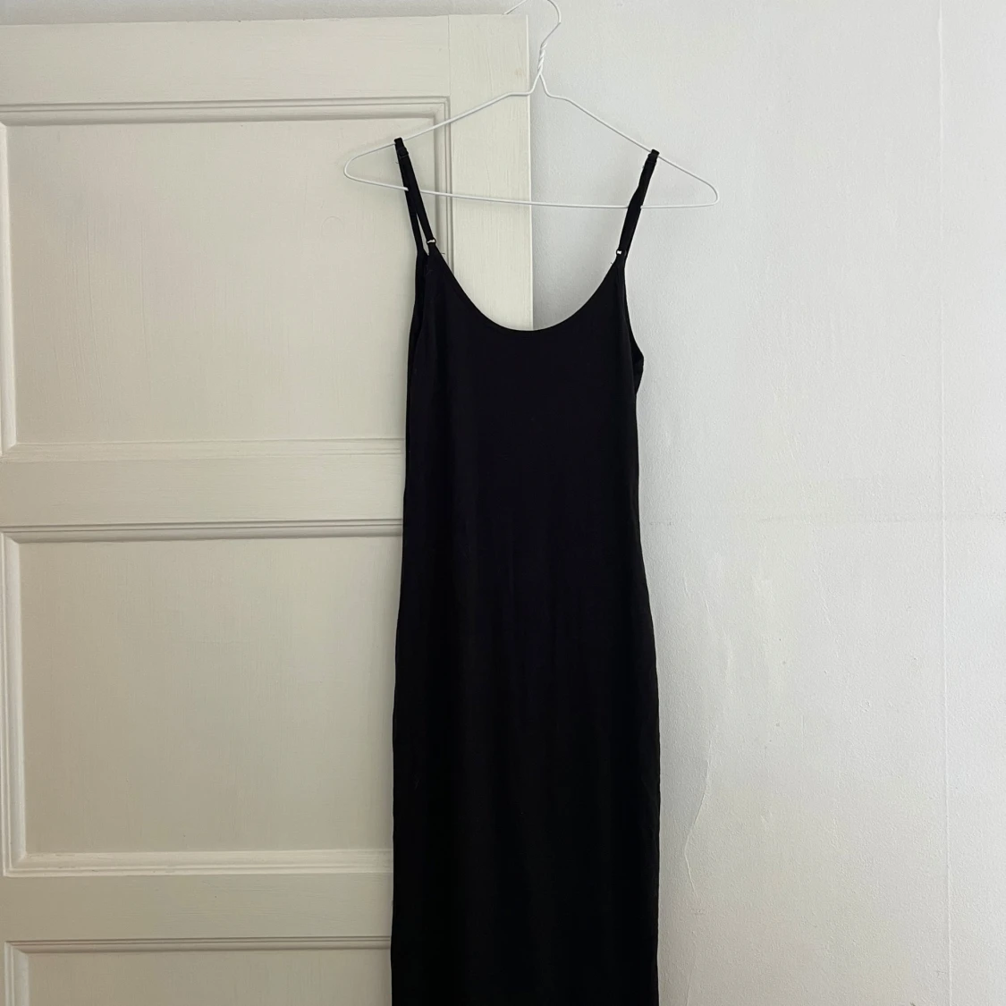 Svart långklänning med smala axelband - 1