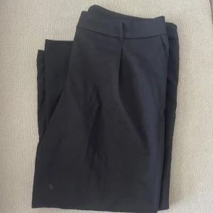 Kostymbyxor  - Kostymbyxor från MONKI. Nypris 349kr. Köparen står för frakten. Pris kan diskuteras vid snabb affär.