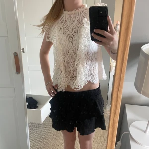Spetsblus - En vit spetsblus från Zara, inga defekter och ser ut som ny🥰storleken är S 