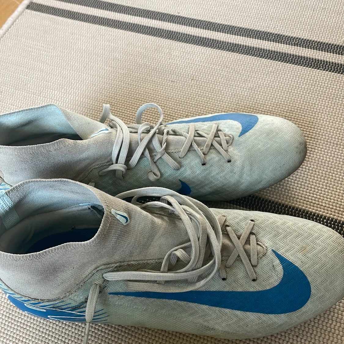 Nike fotbollsskor i ljusgrått och blått - 2