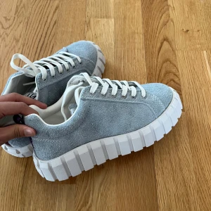 Ljusblå eytys Odessa sneakers - Säljer ett par ljusblå sneakers från Eytys med grov, vit platt sula och ovandel i mocka. Har inte kommit till användning!! Köp gärna❤️❤️ passar 37/38