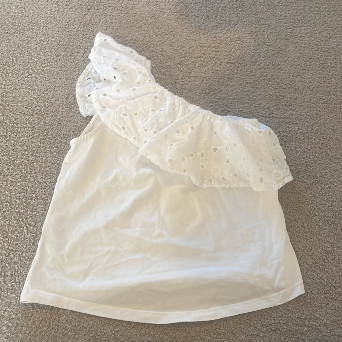 Vit oneshoulder topp med volang från Mango